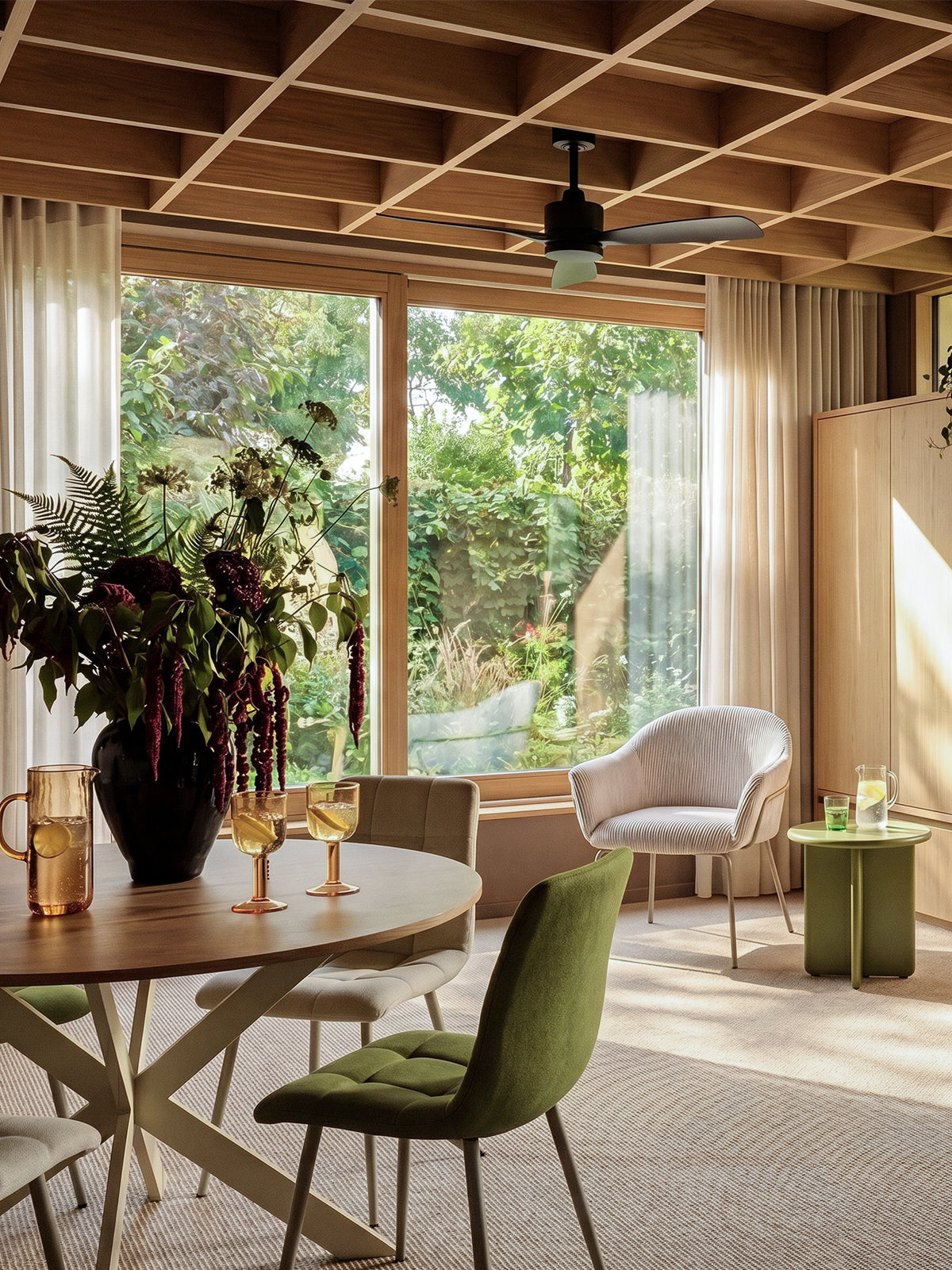 Wie Sie die neueste Kollektion von Ofcasa für ein luftiges Sommerheim gestalten: Ideen für Essbereich, Wohnzimmer und überdachte Außenbereiche