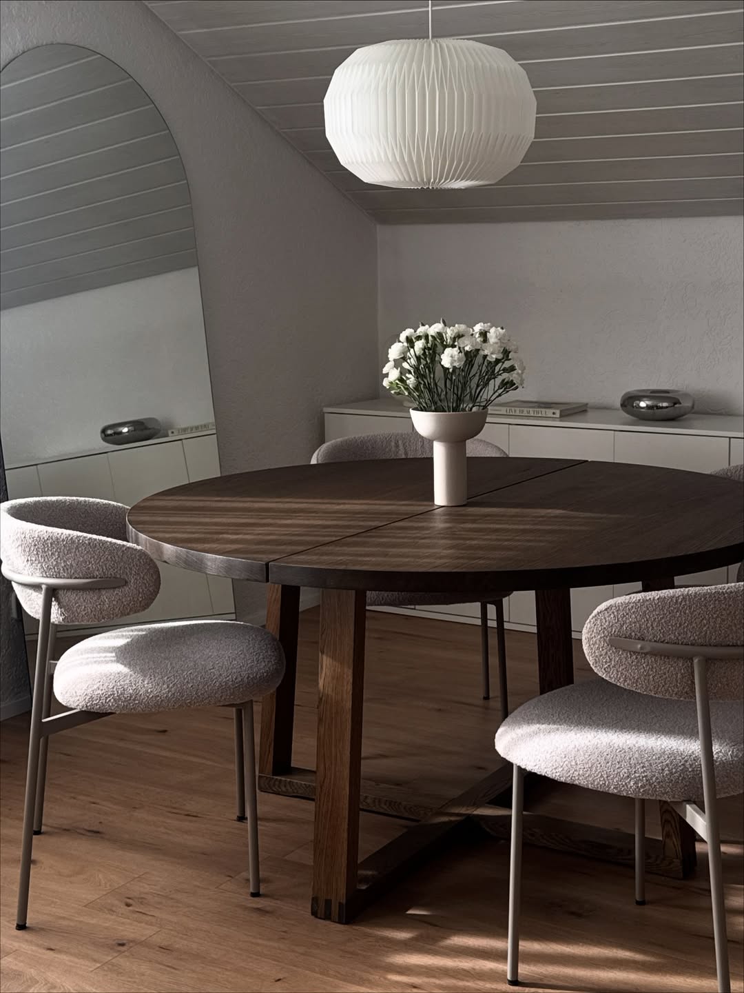 Gemütlichkeit trifft Eleganz: Bouclé-Möbel das ganze Jahr stilvoll in Szene setzen