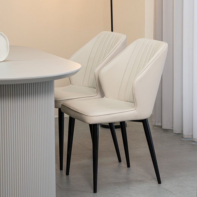 2er-Set Aleena Esszimmerstühle in schwarzem Kunstleder mit goldfarbenem Metallgestell - modernes Design,Gewölbte Rückenlehne der Aleena-Stühle - optimale Unterstützung bei langen Sitzzeiten,Kunstleder-Oberfläche der Aleena-Stühle - einfach mit einem Tuch abwischbar