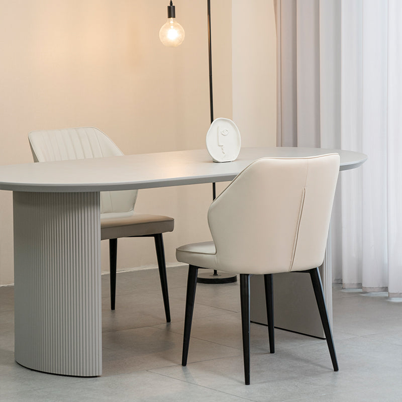 2er-Set Aleena Esszimmerstühle in schwarzem Kunstleder mit goldfarbenem Metallgestell - modernes Design,Gewölbte Rückenlehne der Aleena-Stühle - optimale Unterstützung bei langen Sitzzeiten,Kunstleder-Oberfläche der Aleena-Stühle - einfach mit einem Tuch abwischbar