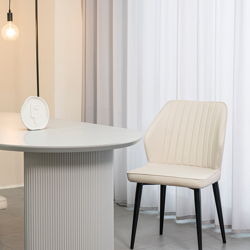 2er-Set Aleena Esszimmerstühle in schwarzem Kunstleder mit goldfarbenem Metallgestell - modernes Design,Gewölbte Rückenlehne der Aleena-Stühle - optimale Unterstützung bei langen Sitzzeiten,Kunstleder-Oberfläche der Aleena-Stühle - einfach mit einem Tuch abwischbar