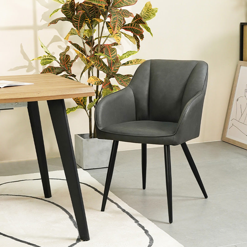 Set aus 4 grauen Sienna Esszimmerstühlen mit weicher Sitzpolsterung und schwarzen Metallbeinen um einen Eichentisch,Nahaufnahme eines Sienna Esszimmerstuhls in Grau mit ergonomischer Rückenlehne und stoffbezogener Sitzfläche