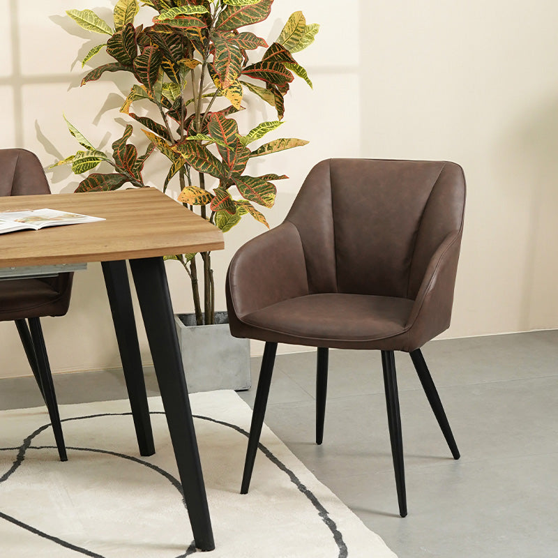 Set aus 4 grauen Sienna Esszimmerstühlen mit weicher Sitzpolsterung und schwarzen Metallbeinen um einen Eichentisch,Nahaufnahme eines Sienna Esszimmerstuhls in Grau mit ergonomischer Rückenlehne und stoffbezogener Sitzfläche