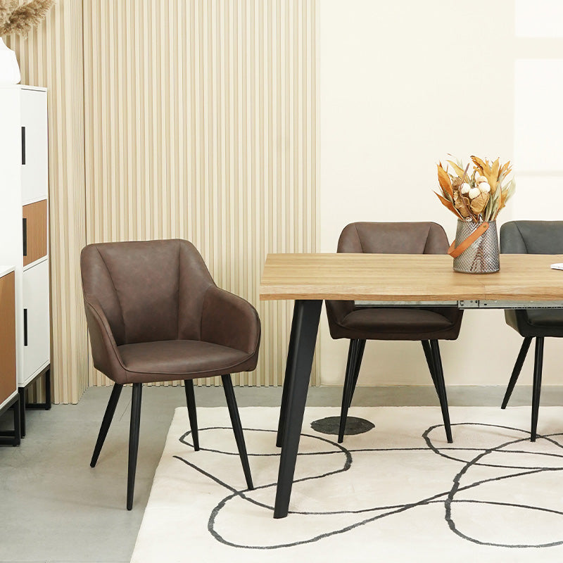 Set aus 4 grauen Sienna Esszimmerstühlen mit weicher Sitzpolsterung und schwarzen Metallbeinen um einen Eichentisch,Nahaufnahme eines Sienna Esszimmerstuhls in Grau mit ergonomischer Rückenlehne und stoffbezogener Sitzfläche