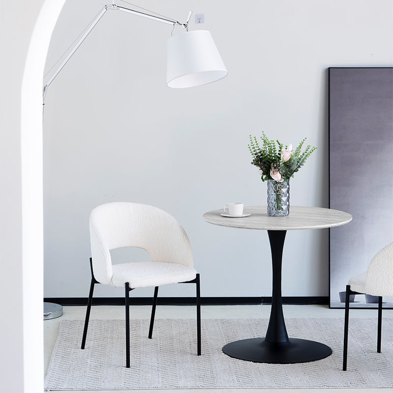 Nahaufnahme des weichen Bouclé-Stoffs in schokoladencreme – pflegeleicht und haptisch ansprechend.