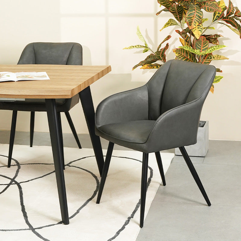 Set aus 4 grauen Sienna Esszimmerstühlen mit weicher Sitzpolsterung und schwarzen Metallbeinen um einen Eichentisch,Nahaufnahme eines Sienna Esszimmerstuhls in Grau mit ergonomischer Rückenlehne und stoffbezogener Sitzfläche