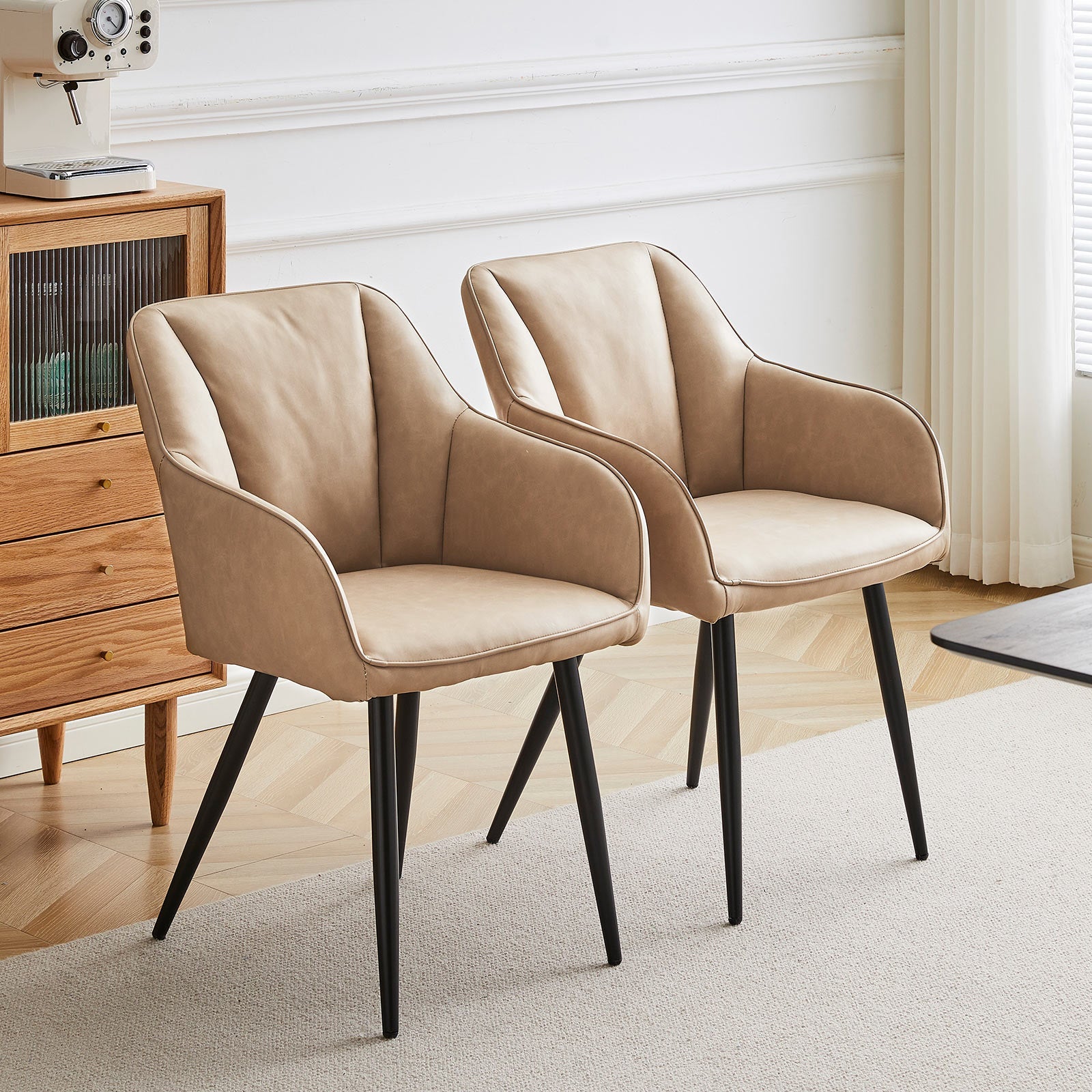 Set aus 4 grauen Sienna Esszimmerstühlen mit weicher Sitzpolsterung und schwarzen Metallbeinen um einen Eichentisch,Nahaufnahme eines Sienna Esszimmerstuhls in Grau mit ergonomischer Rückenlehne und stoffbezogener Sitzfläche