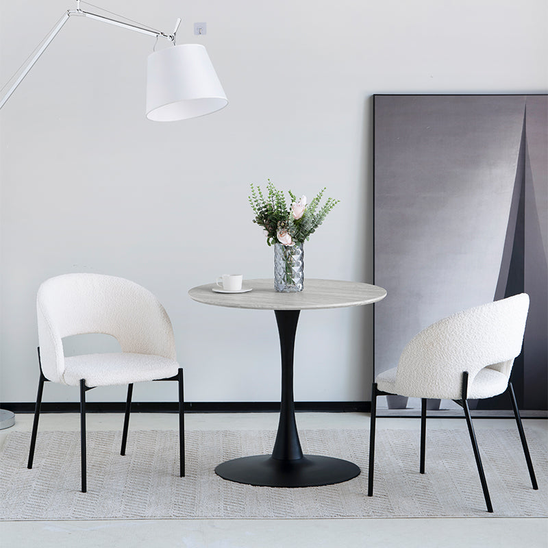 Zwei OFCASA Esme Esszimmerstühle mit kuscheligem Bouclé-Bezug in Beige und schlanken Metallbeinen.