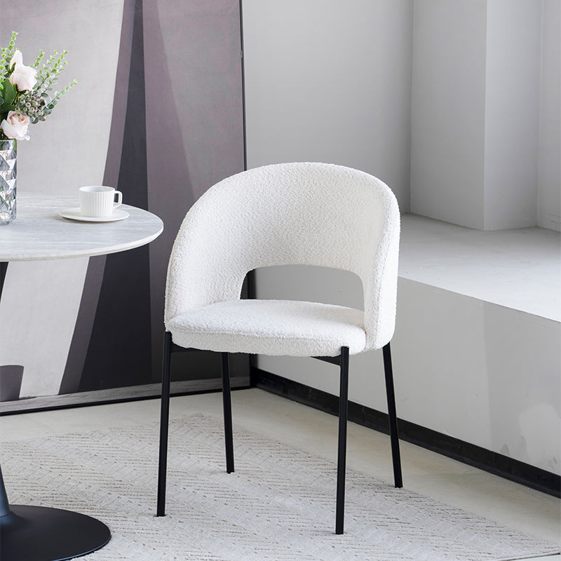 Zwei OFCASA Esme Esszimmerstühle mit kuscheligem Bouclé-Bezug in Beige und schlanken Metallbeinen.