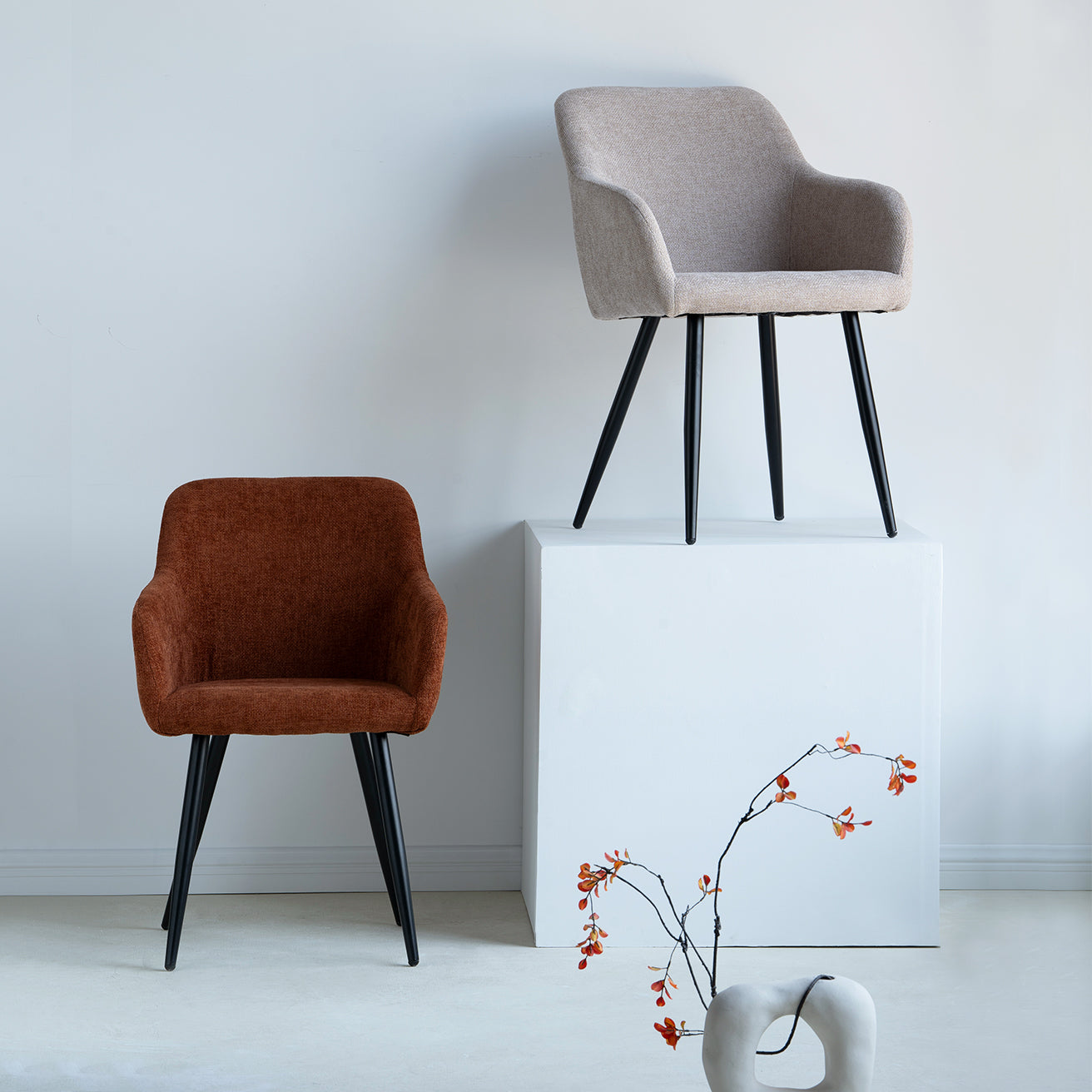 Frazer Lehnensessel mit gepolsterter Sitzfläche und Armlehnen in beigem Leinenstoff, ideal für Esszimmer oder Küche