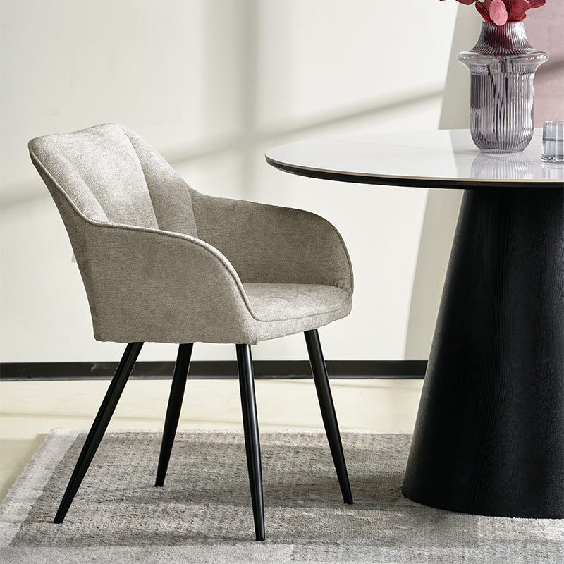 Moderner Sienna Esszimmerstuhl im Freien auf Holzterrasse, zeigt geschwungene Armlehnen und wetterfestes Design, Sienna Garten-Armlehnsessel von OFCASA mit Metallrahmen und weicher Sitzpolsterung in Grau – perfekt für drinnen und draußen