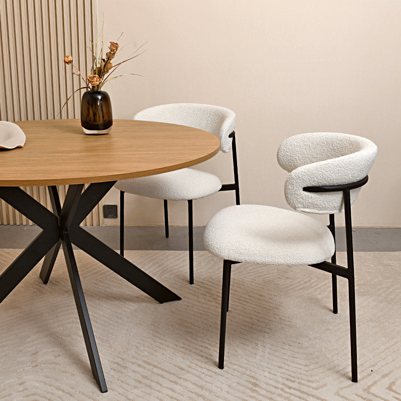 Moderner Tilly Rundtisch mit passenden OFCASA Velours-Esstischenstühlen in beige
