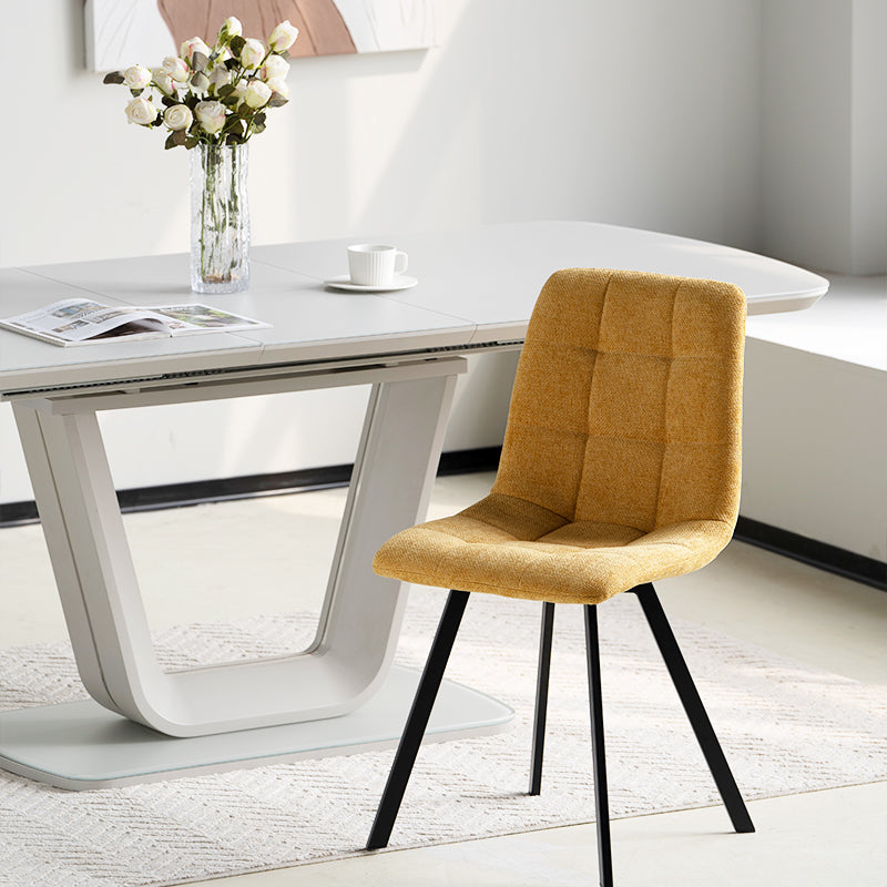 Zwei Aoife Stühle platzsparend übereinander gestapelt, perfekt für Wohnungen oder selten genutzte Gästezimmer