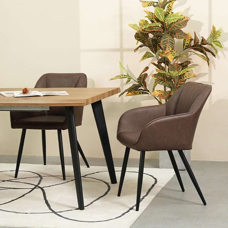 Set aus 4 grauen Sienna Esszimmerstühlen mit weicher Sitzpolsterung und schwarzen Metallbeinen um einen Eichentisch,Nahaufnahme eines Sienna Esszimmerstuhls in Grau mit ergonomischer Rückenlehne und stoffbezogener Sitzfläche