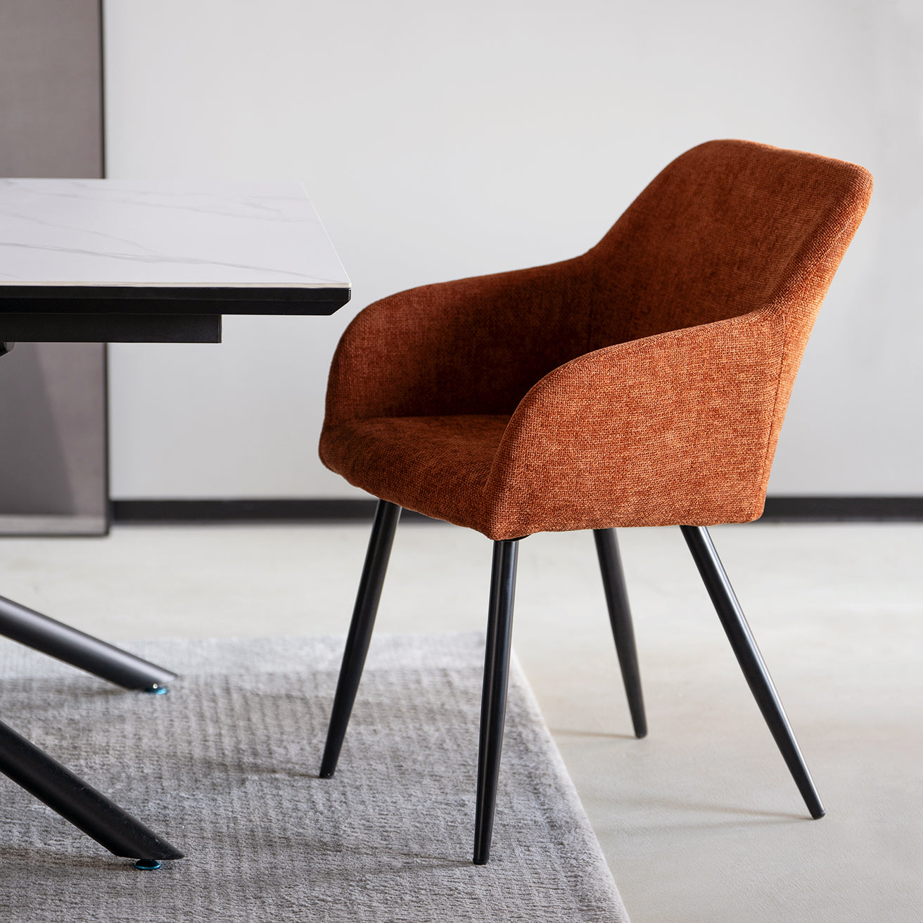 Moderne Essgruppe mit 4 Frazer Lehnensesseln und massivem Holztisch in einer offenen Küche