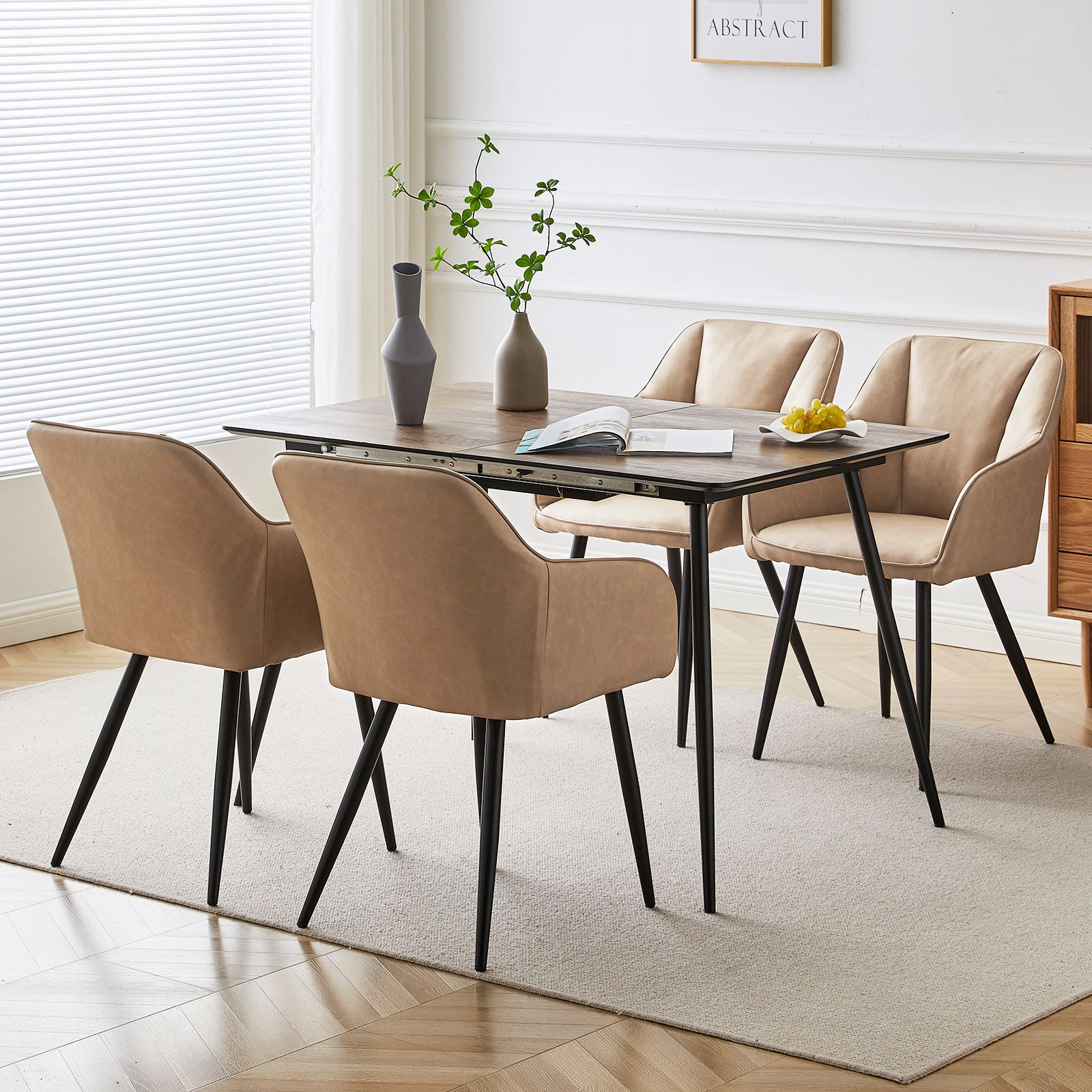 Set aus 4 grauen Sienna Esszimmerstühlen mit weicher Sitzpolsterung und schwarzen Metallbeinen um einen Eichentisch,Nahaufnahme eines Sienna Esszimmerstuhls in Grau mit ergonomischer Rückenlehne und stoffbezogener Sitzfläche
