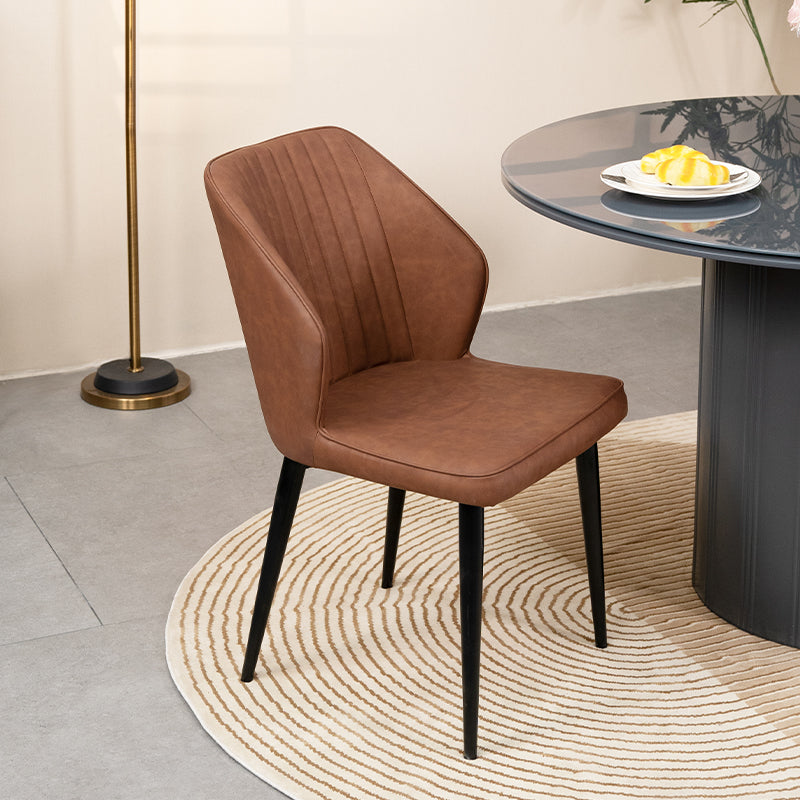 2er-Set Aleena Esszimmerstühle in schwarzem Kunstleder mit goldfarbenem Metallgestell - modernes Design，Gewölbte Rückenlehne der Aleena-Stühle - optimale Unterstützung bei langen Sitzzeiten，Kunstleder-Oberfläche der Aleena-Stühle - einfach mit einem Tuch abwischbar