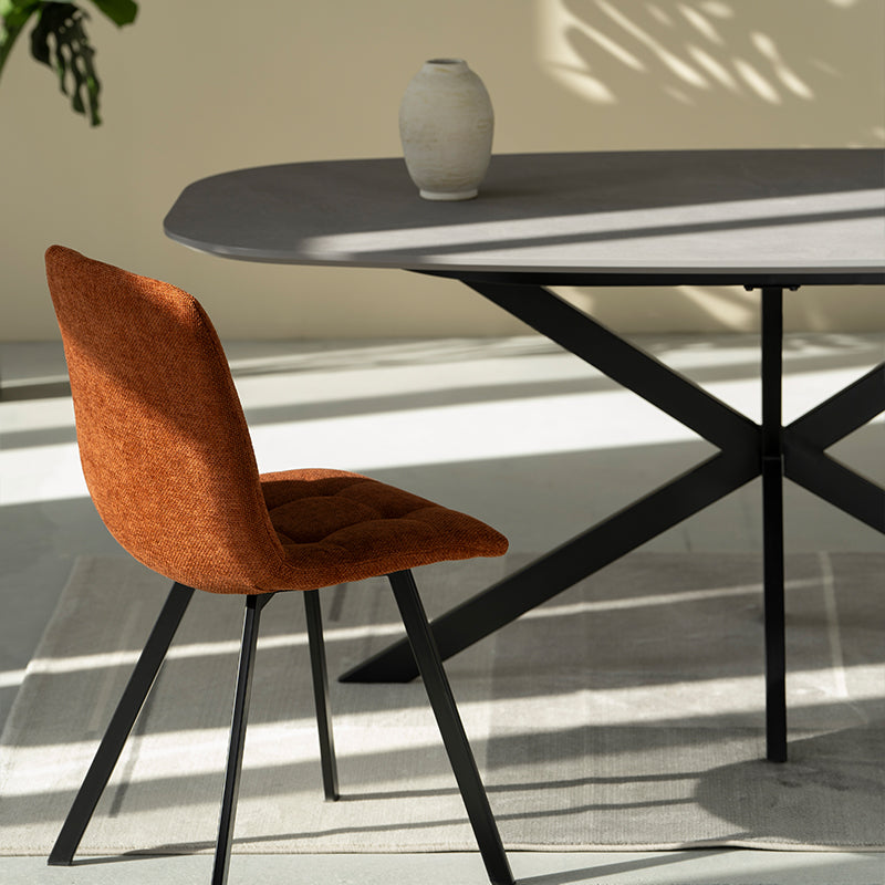 Zwei Aoife Esszimmerstühle in beigem Leinenstoff mit schlanken schwarzen Metallbeinen – zeitlos elegantes Design für Küche oder Esszimmer