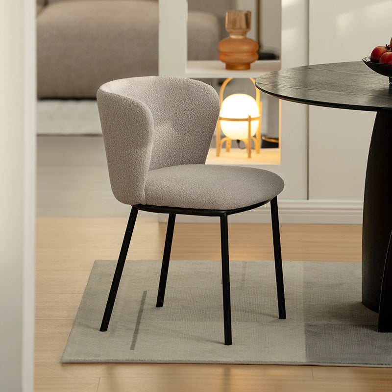 Modernster Komfort: Karin Esszimmerstuhl mit weichem Bouclé-Bezug und stabilen Metallbeinen. Mid-Century Design für stilvolles Wohnen. Jetzt entdecken!