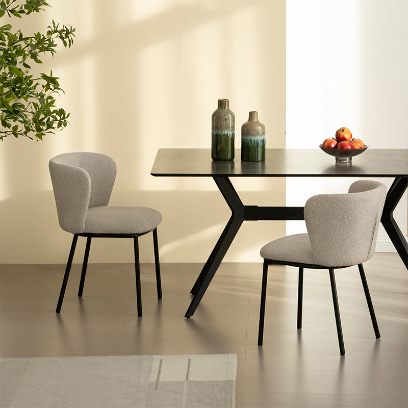 Karin Esszimmerstuhl in Beige – moderner Bouclé-Stoff mit breiter Rückenlehne und pulverbeschichteten Metallbeinen. Ideal für Esszimmer oder Homeoffice.