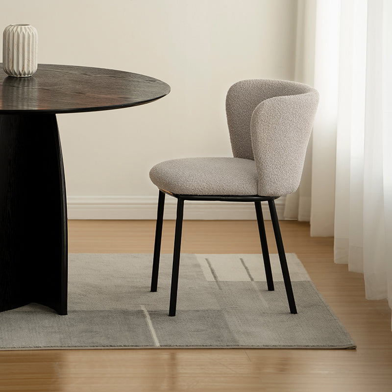 Karin Esszimmerstuhl in Beige – moderner Bouclé-Stoff mit breiter Rückenlehne und pulverbeschichteten Metallbeinen. Ideal für Esszimmer oder Homeoffice.-2