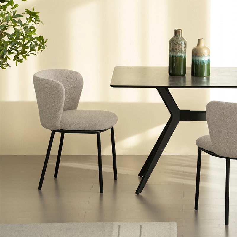 Karin Esszimmerstuhl in Beige – moderner Bouclé-Stoff mit breiter Rückenlehne und pulverbeschichteten Metallbeinen. Ideal für Esszimmer oder Homeoffice.-3