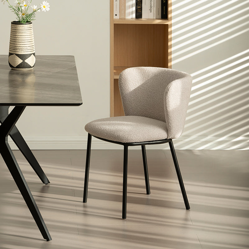 Karin Esszimmerstuhl in Beige – moderner Bouclé-Stoff mit breiter Rückenlehne und pulverbeschichteten Metallbeinen. Ideal für Esszimmer oder Homeoffice.