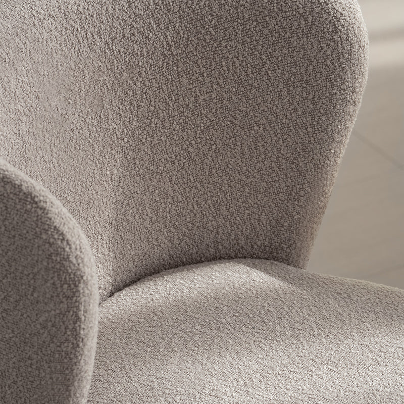 Karin Esszimmerstuhl in Beige – moderner Bouclé-Stoff mit breiter Rückenlehne und pulverbeschichteten Metallbeinen. Ideal für Esszimmer oder Homeoffice.