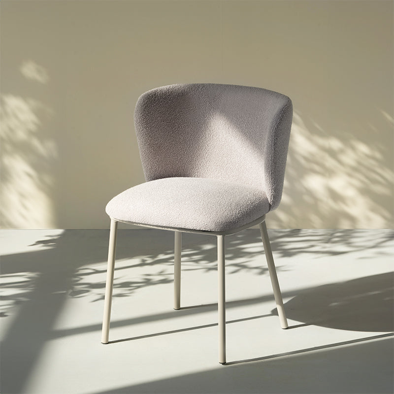 Karin Esszimmerstuhl in Beige – moderner Bouclé-Stoff mit breiter Rückenlehne und pulverbeschichteten Metallbeinen. Ideal für Esszimmer oder Homeoffice.