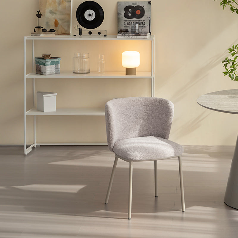 Karin Esszimmerstuhl in Beige – moderner Bouclé-Stoff mit breiter Rückenlehne und pulverbeschichteten Metallbeinen. Ideal für Esszimmer oder Homeoffice.