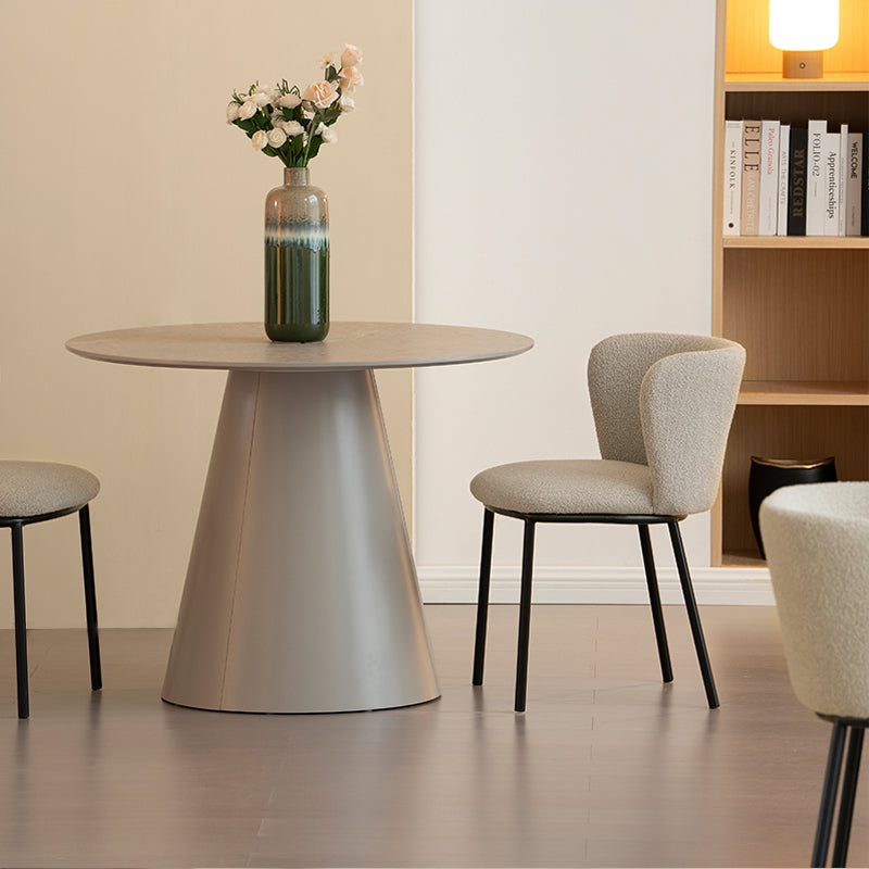 Karin Esszimmerstuhl in Beige – moderner Bouclé-Stoff mit breiter Rückenlehne und pulverbeschichteten Metallbeinen. Ideal für Esszimmer oder Homeoffice.