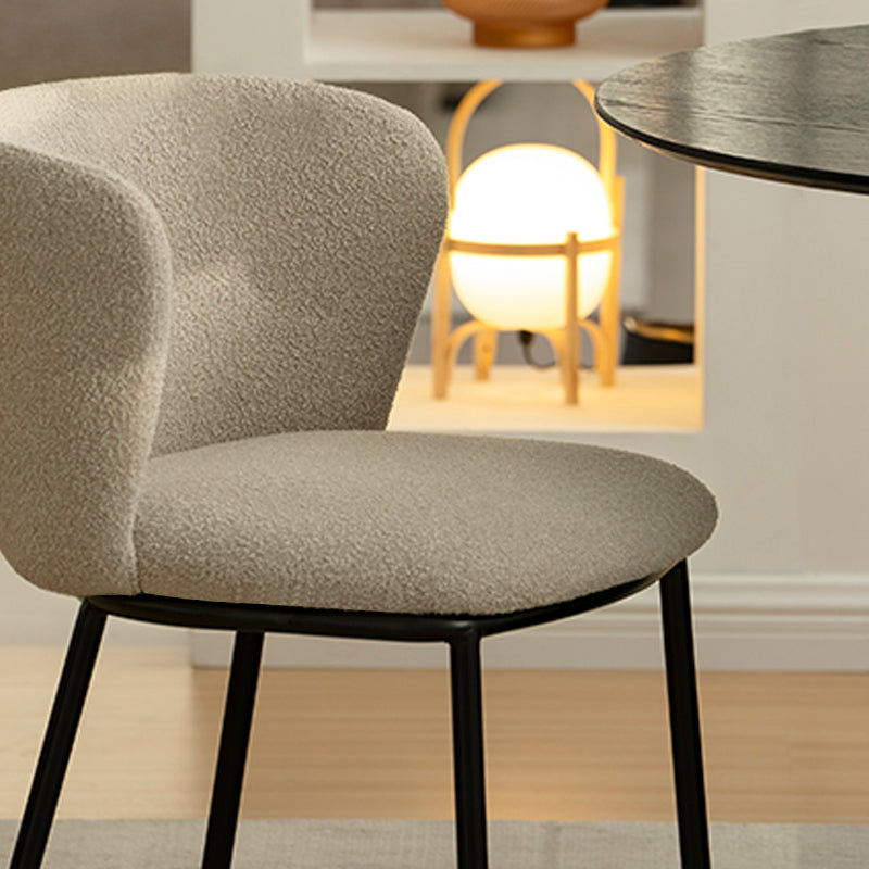 Karin Esszimmerstuhl in Beige – moderner Bouclé-Stoff mit breiter Rückenlehne und pulverbeschichteten Metallbeinen. Ideal für Esszimmer oder Homeoffice.