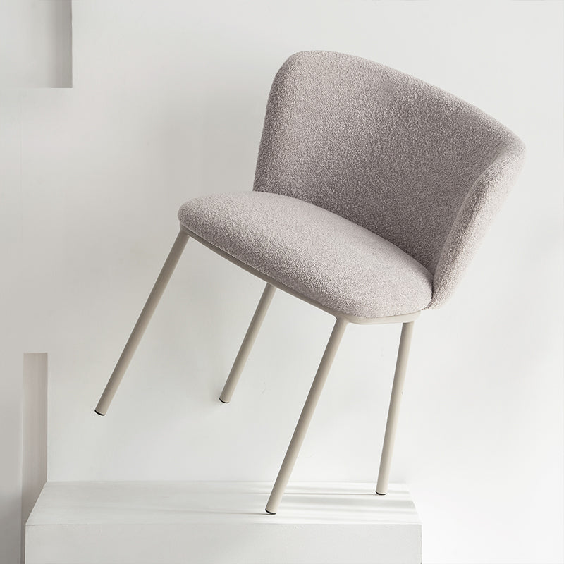Karin Esszimmerstuhl in Beige – moderner Bouclé-Stoff mit breiter Rückenlehne und pulverbeschichteten Metallbeinen. Ideal für Esszimmer oder Homeoffice.