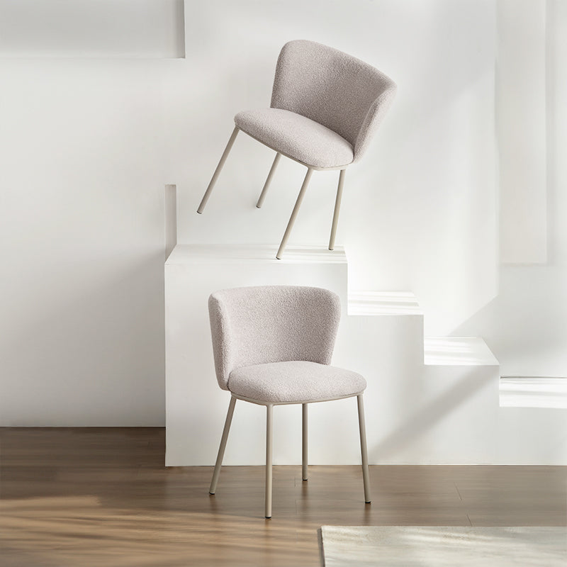 Karin Esszimmerstuhl in Beige – moderner Bouclé-Stoff mit breiter Rückenlehne und pulverbeschichteten Metallbeinen. Ideal für Esszimmer oder Homeoffice.