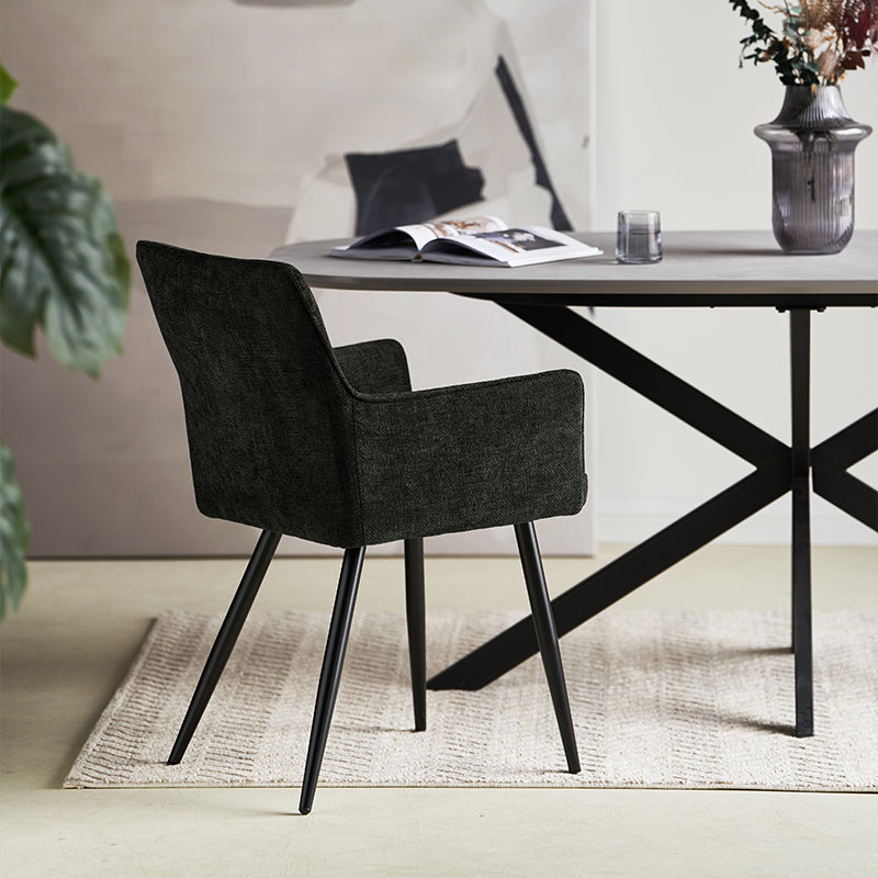 Anthrazitfarbener Kaya Stuhl mit Leinenbezug und stabilen Metallbeinen – zeitloses Möbeldesign