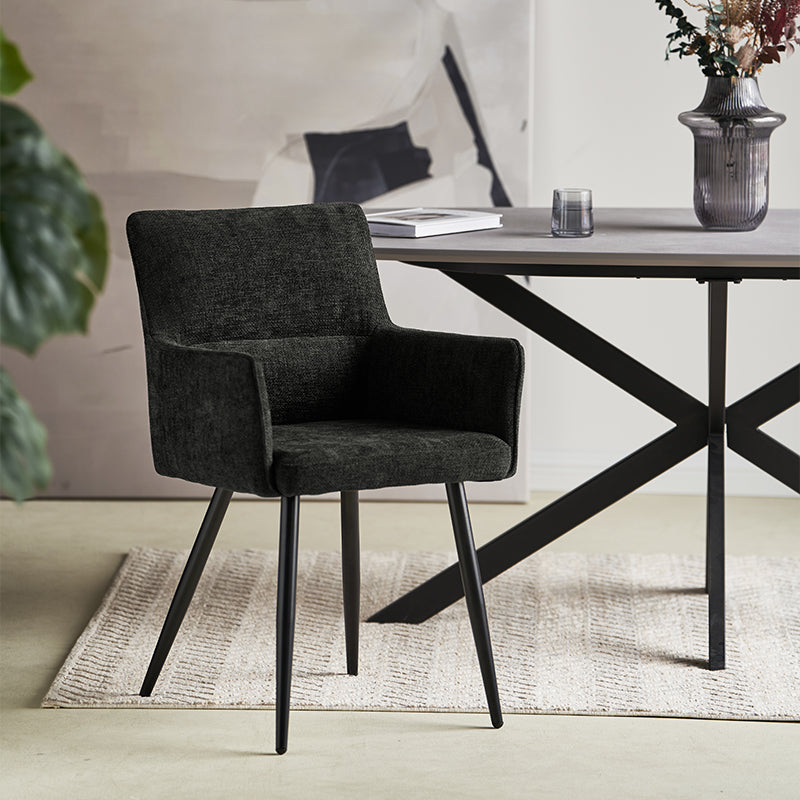 Anthrazitfarbener Kaya Stuhl mit Leinenbezug und stabilen Metallbeinen – zeitloses Möbeldesign