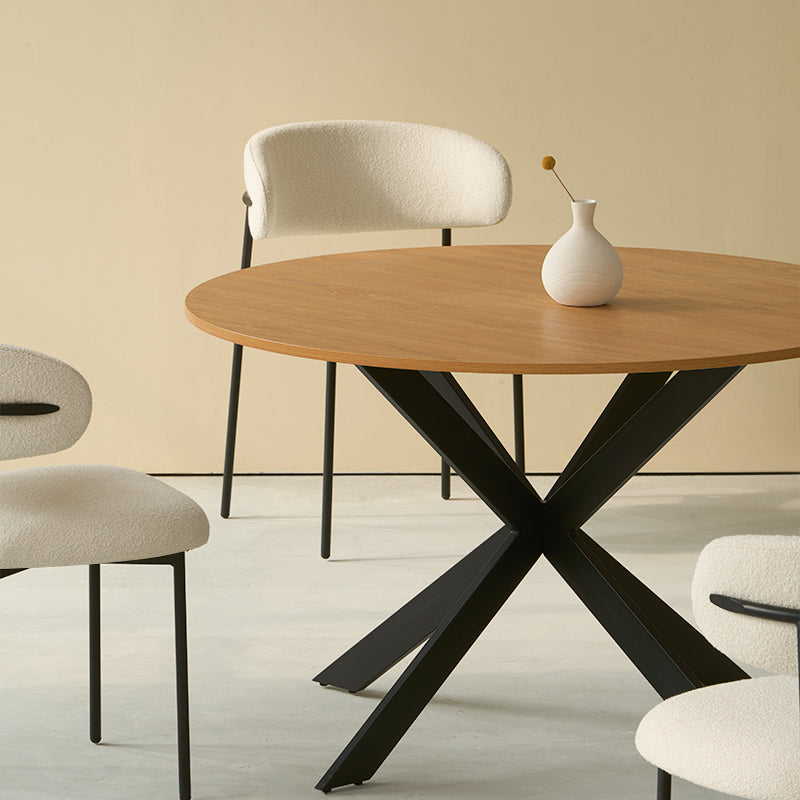 Stabile X-förmige Metallbeine am Tilly Rundtisch für zeitgemäßes Design und Standfestigkeit